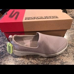 Sketchers tennis shoes